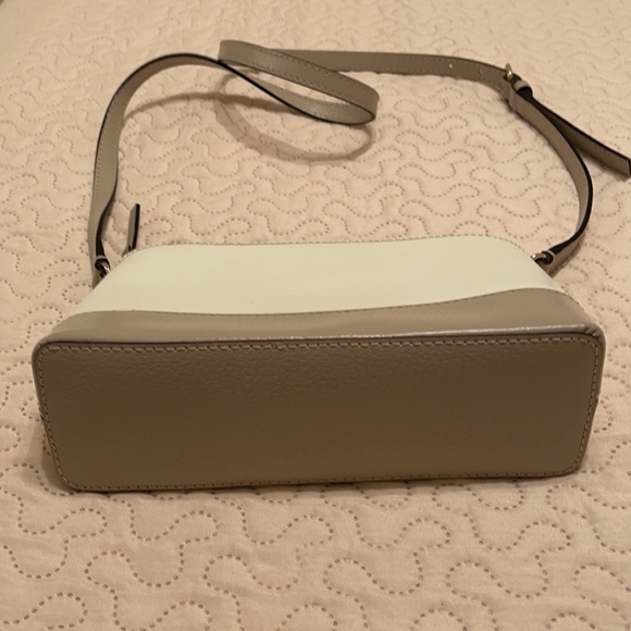 Kate Spade Crossbody Purse in Cream and Tan - Picture 3 of 10
